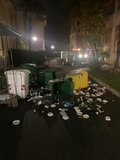 San Martino, cinghiali devastano i cassonetti del pronto soccorso alla ricerca di cibo
