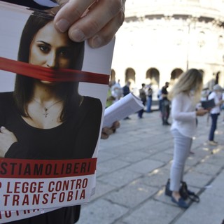 Le Sentinelle in Piedi in piazza contro il dl Zan: &quot;Minaccia la libertà di espressione&quot; (FOTO e VIDEO)