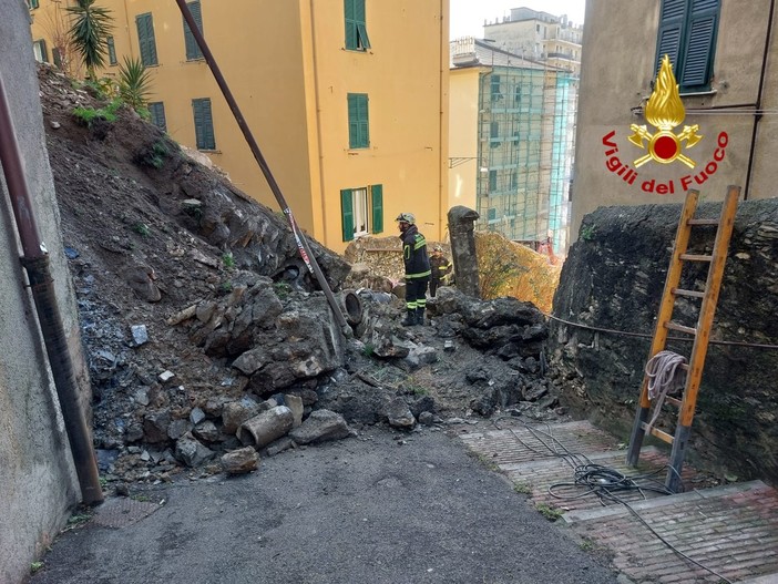 Lagaccio, il crollo del muraglione riaccende l’allarme di chi si oppone alla funivia: "Il territorio non può sostenere opere di tale portata"