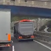 Tenta la retromarcia superato il casello: la folle manovra in A10 all'altezza di Genova Aeroporto (VIDEO)