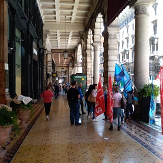 Lavoratori del Bristol in piazza: "Basta lavoro a cottimo"