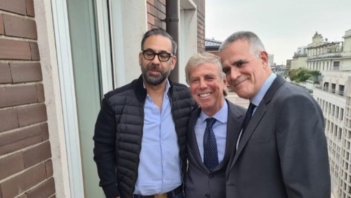 Da sinistra: il rappresentante per l'Europa di "777 Partners", Andrés Blasquez, l'ex presidente Preziosi e il presidente Zangrillo il giorno del closing