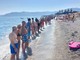 "Difendiamo il nostro mare", sulla riva da Albissola a Spotorno la catena umana contro il rigassificatore (FOTO E VIDEO)