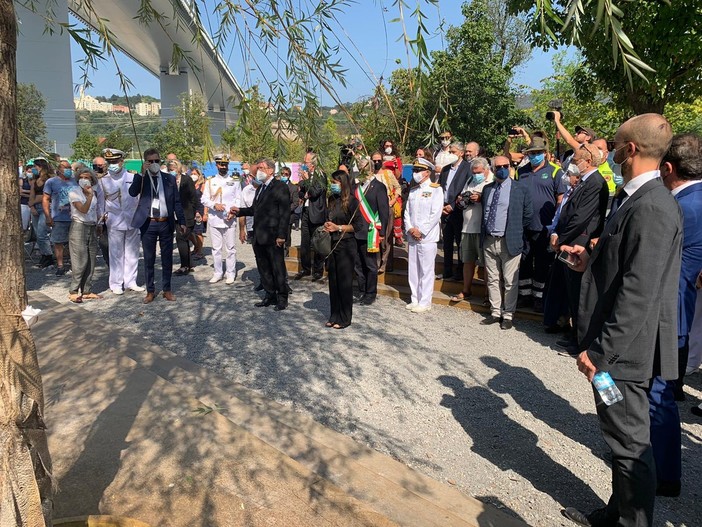 Ponte Genova, Toti: "Qui oggi per non dimenticare, memoriale per tenere gli occhi spalancati sui nostri doveri perché non accada più" Ponte Genova, Toti: "Qui oggi per non dimenticare, memoriale per tenere gli occhi spalancati sui nostri doveri perché non accada più"
