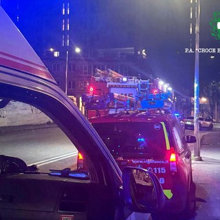 Dà fuoco ai cartoni sotto i portici e poi lancia pietre contro i passanti: fermato in via XII Ottobre