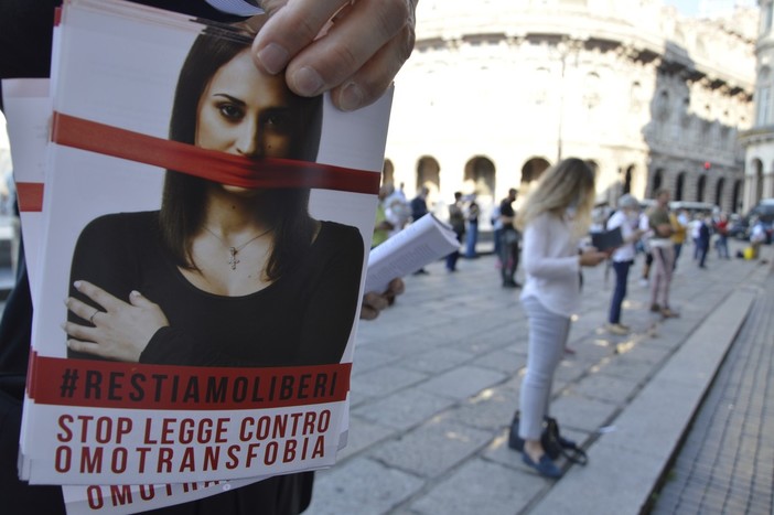Le Sentinelle in Piedi in piazza contro il dl Zan: &quot;Minaccia la libertà di espressione&quot; (FOTO e VIDEO)