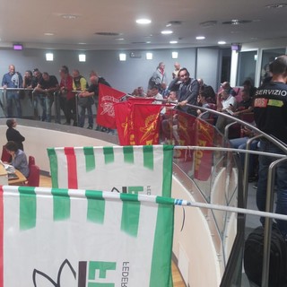 Toti chiede pazienza ai lavoratori ex Ilva, e loro occupano la Regione in attesa del governo