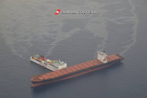 Collisione navi: simulazioni Arpal indicano spostamento a ovest di chiazze di grezzo al largo della Riviera di Ponente Collisione navi: simulazioni Arpal indicano spostamento a ovest di chiazze di grezzo al largo della Riviera di Ponente