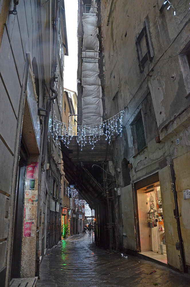 Centro storico: aggredisce poliziotti per assicurarsi la fuga, arrestato spacciatore