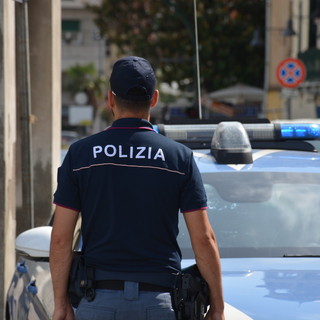 Via di Francia, ruba il registratore di cassa di un bar e si dà alla fuga: arrestato 31enne