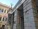 Blocco di ardesia si stacca da un pilastro del Teatro Carlo Felice (Foto) Blocco di ardesia si stacca da un pilastro del Teatro Carlo Felice (Foto)