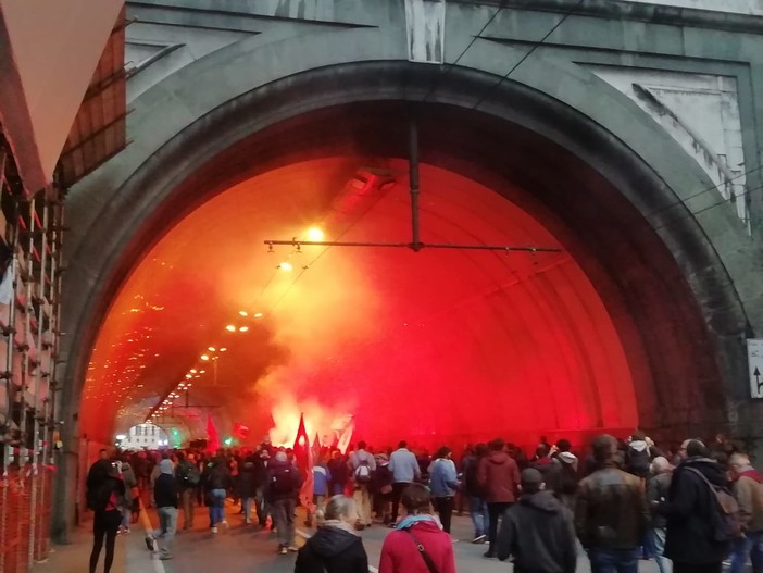 In 700 hanno manifestato contro lo sgombero del Terra di Nessuno, disegnato un murale in galleria Nino Bixio (FOTO)