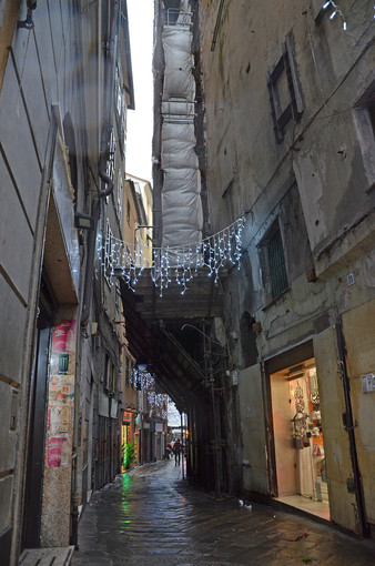 Centro storico: aggredisce poliziotti per assicurarsi la fuga, arrestato spacciatore