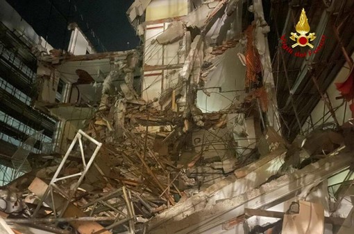 Moneglia, crolla una parte di hotel in ristrutturazione: evacuate sette persone (Foto e video)