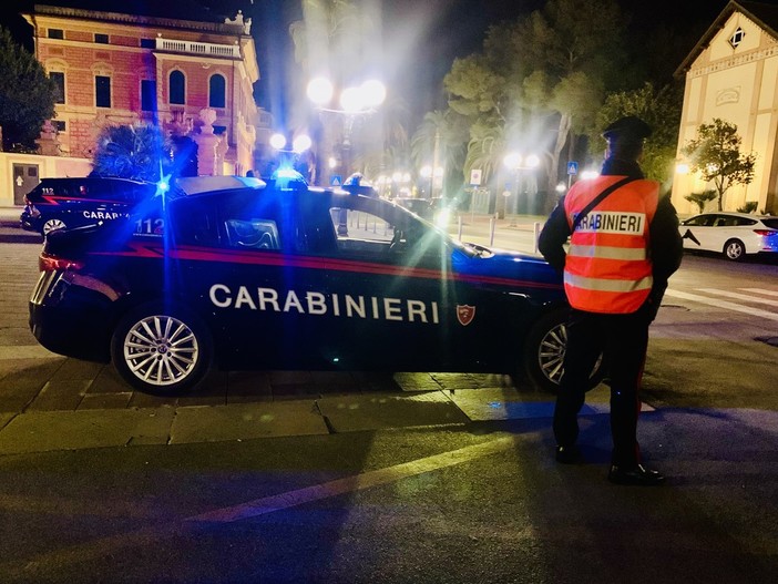 Aggredisce la convivente e i carabinieri intervenuti, 25enne arrestato