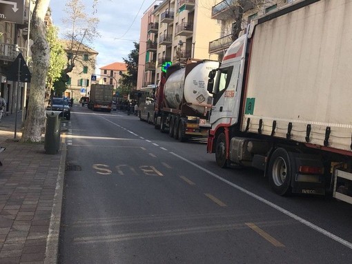 Genova sperimenta l'Intelligenza Artificiale per i camion: un assistente vocale guiderà i flussi di merci