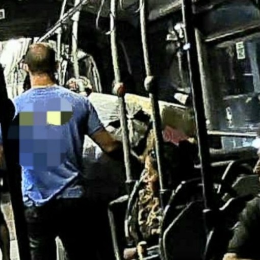 Sul bus con i carrelli della spesa pieni, intervento della polizia sulla linea 9 Sul bus con i carrelli della spesa pieni, intervento della polizia sulla linea 9