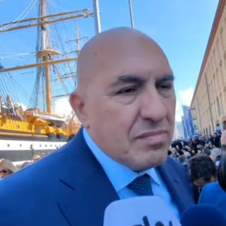 Vespucci salpa da Genova, Crosetto: "Orgoglioso dell’Italia non solo nei momenti di festa". E difende gli Alpini dalle polemiche