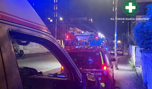 Dà fuoco ai cartoni sotto i portici e poi lancia pietre contro i passanti: fermato in via XII Ottobre Dà fuoco ai cartoni sotto i portici e poi lancia pietre contro i passanti: fermato in via XII Ottobre