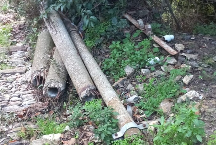 Cavidotti e vecchi pali abbandonati da ditte che hanno lavorato per il Comune, l'ira di Piciocchi: "Verranno sanzionate" Cavidotti e vecchi pali abbandonati da ditte che hanno lavorato per il Comune, l'ira di Piciocchi: "Verranno sanzionate"