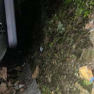 Violento temporale nel genovesato, crolla un muro di contenimento a San Martino, notte di lavoro per i vigili del fuoco (Video)