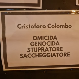 &quot;Omicida, genocida, stupratore e saccheggiatore&quot;, cartelli contro Cristoforo Colombo sulla porta della casa natale (FOTO)