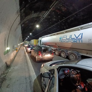 Incidente in A12 e traffico paralizzato in galleria tra Nervi e Genova Est