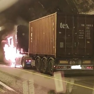 Camion a fuoco in galleria sulla A10: riaperto tra Pegli e Prà in direzione Genova
