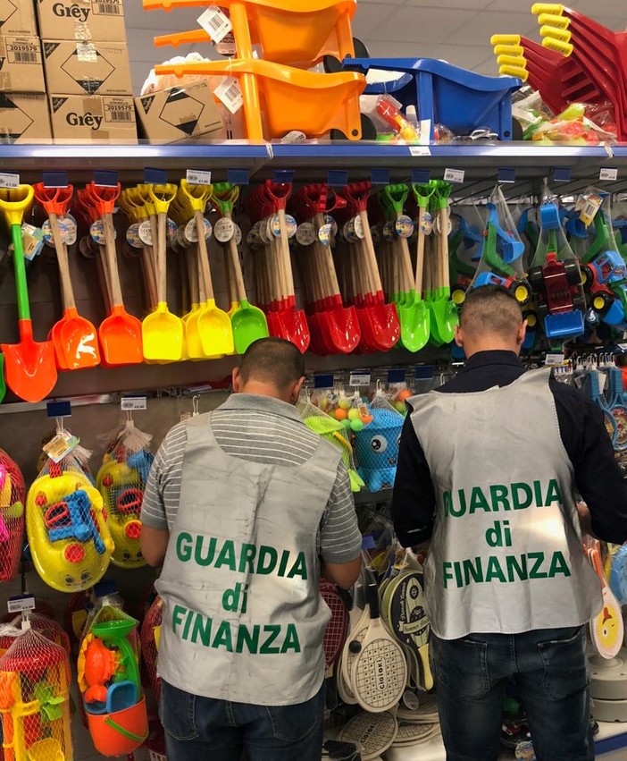 Sarzana, le fiamme gialle sequestrano grande quantità di merce contraffatta