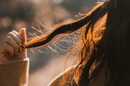 Capelli fragili e cute sensibile: come affrontare cambio stagione e stress quotidiano Capelli fragili e cute sensibile: come affrontare cambio stagione e stress quotidiano