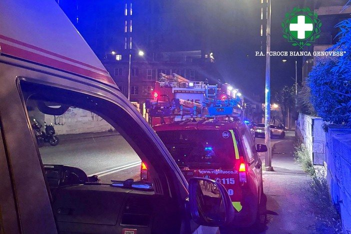 Dà fuoco ai cartoni sotto i portici e poi lancia pietre contro i passanti: fermato in via XII Ottobre Dà fuoco ai cartoni sotto i portici e poi lancia pietre contro i passanti: fermato in via XII Ottobre