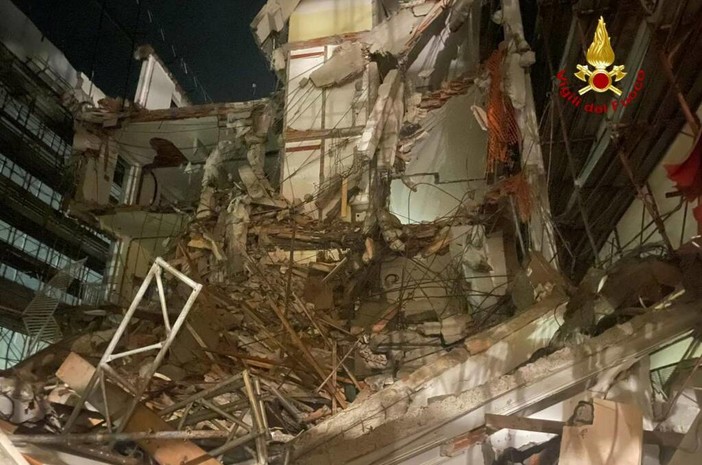 Moneglia, crolla una parte di hotel in ristrutturazione: evacuate sette persone (Foto e video)