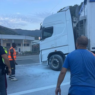 Autocarro in fiamme nella galleria Monte Giugo: trasportava merci pericolose. Il conducente sanzionato per irregolarità