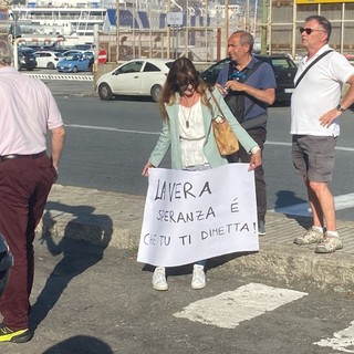 I no vax contestano il ministro Speranza: "77.468,53 euro, il prezzo di Francesca Tuscano" (Foto e video)