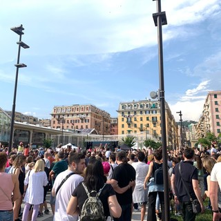 Folla al Mercato di corso Sardegna per il concerto di Cristina D'Avena