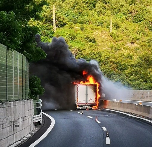 A10, camion in fiamme tra Albisola e Savona: autostrada chiusa