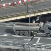 Sbaglia strada e fa retromarcia sull'Elicoidale: il video del tir è virale Sbaglia strada e fa retromarcia sull'Elicoidale: il video del tir è virale