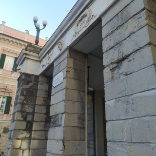 Blocco di ardesia si stacca da un pilastro del Teatro Carlo Felice (Foto)