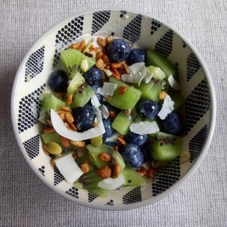 Mercoledì Veg: oggi prepariamo la coppa detox con kiwi, fiocchi d'avena, mirtilli e scaglie di cocco Mercoledì Veg: oggi prepariamo la coppa detox con kiwi, fiocchi d'avena, mirtilli e scaglie di cocco