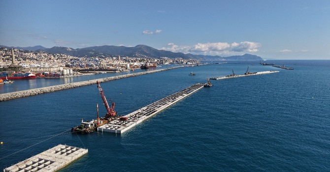 Nuova diga foranea, posato un altro cassone: la barriera raggiunge i 1.670 metri di estensione Nuova diga foranea, posato un altro cassone: la barriera raggiunge i 1.670 metri di estensione