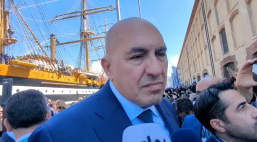 Vespucci salpa da Genova, Crosetto: "Orgoglioso dell’Italia non solo nei momenti di festa". E difende gli Alpini dalle polemiche