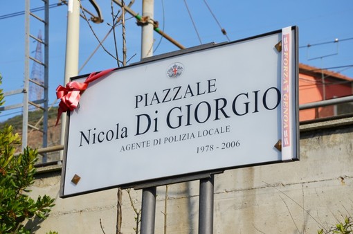 Sestri ponente, il piazzale sotto la stazione di Borzoli intitolato all'agente di polizia locale Nicola Di Giorgio