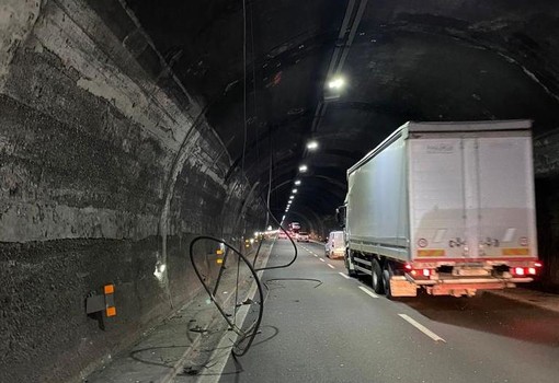 Caduta cavi in autostrada: sequestrata la galleria Monte Sperone, aperta inchiesta per crollo colposo