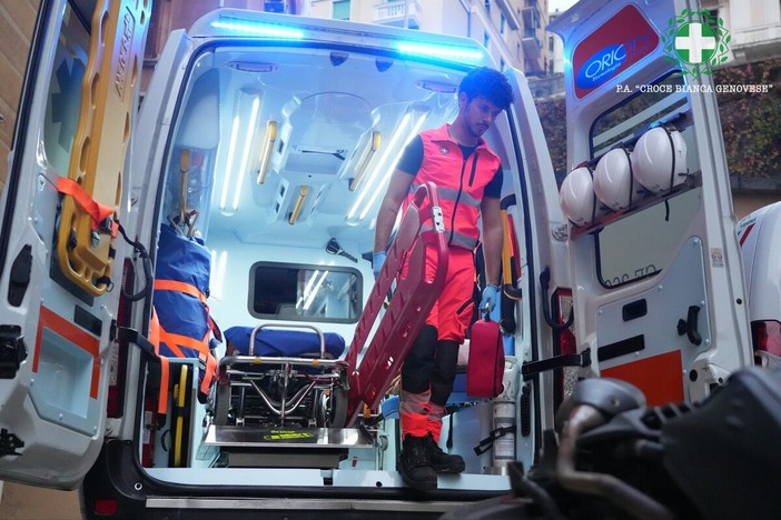 Albaro, investita mentre attraversa la strada, 54enne finisce all’ospedale