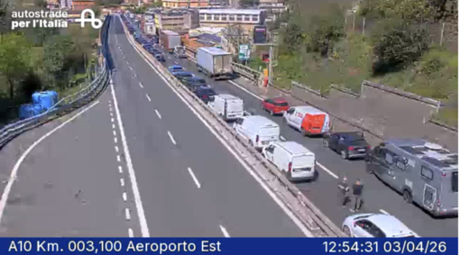 Autostrada A10, tamponamento tra Aeroporto e Pegli: traffico nel caos