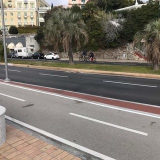 Bici sulla carreggiata, automobilisti e motociclisti genovesi: "Con una pista ciclabile a disposizione, perché usare la strada"