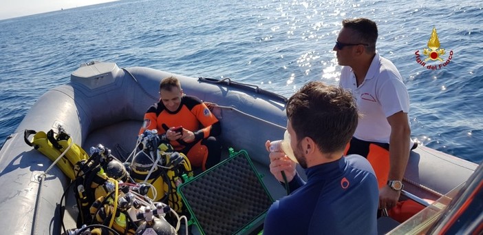 Sommozzatori del  vigili del fuoco soccorrono sub in emergenza a Portofino