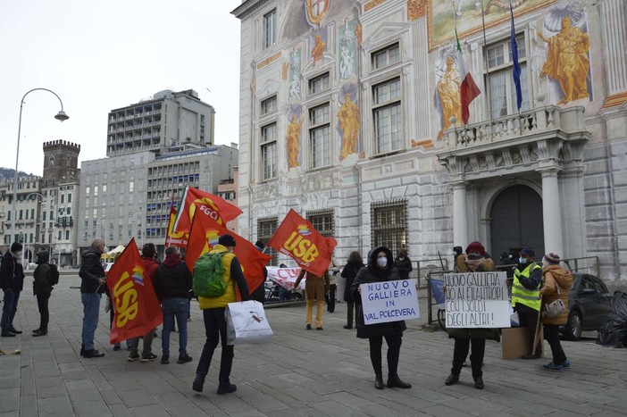 Usb si mobilita contro il Nuovo Galliera: la protesta davanti a Palazzo San Giorgio (VIDEO e FOTO)
