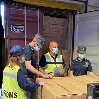 Guardia di Finanza e funzionari AMD consegnano 800mila mascherine a due associazioni di volontariato