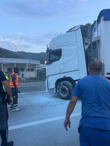 Autocarro in fiamme nella galleria Monte Giugo: trasportava merci pericolose. Il conducente sanzionato per irregolarità